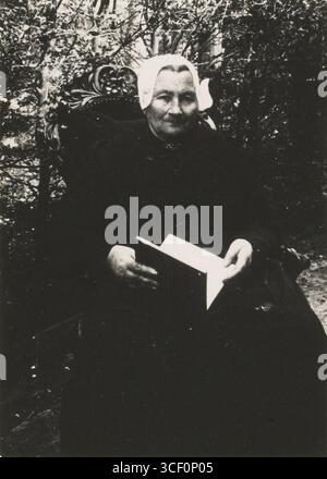 Antje Lewis, aussi connu sous le nom d'Opoe de Vries, est né le 17 février 1845 à Wognum et est décédé le 29 novembre 1935 à Apeldoorn. Elle était liée au propriétaire de Beurs. Cette photo a été prise en 1925. Banque D'Images