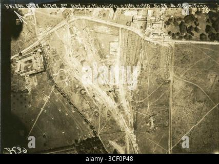 Photographie aérienne de la gare de Marquillies prise le 16 juillet 1918. La photo montre la station et les endroits à proximité, y compris la ferme Brasmes sur la gauche et l'ancienne raffinerie de sucre sur la droite, pendant la première Guerre mondiale Banque D'Images