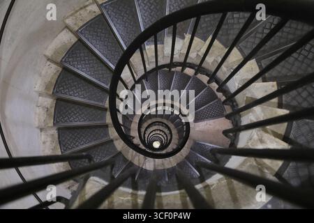 Ancien escalier circulaire à l'intérieur de l'Arc de Triomphe à Paris Banque D'Images