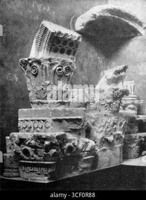 Photographie prise avant 1914, montrant des fragments architecturaux ptolémaïques du musée gréco-romain d'Alexandrie. L'image montre des chapiteaux corinthiens et des parties d'une entablature voûtée avec un plafond de voûte en tonneau. Banque D'Images