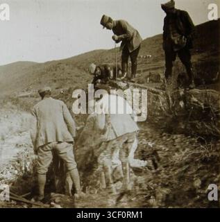 Prise en mars 1918, cette photographie montre la construction sur le pont 1, situé à l'arbre-Noir Bifur dans la vallée de la Kodza en Grèce. L'image capture les travaux en cours sur la 60e route, illustrant le développement de l'infrastructure en temps de guerre dans la région. Banque D'Images