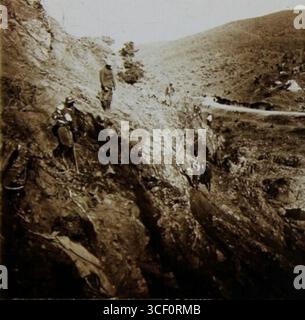 Cette image du 21 mars 1918 montre le grand éperon de la région d'arbre-Noir Bifur dans la vallée de Kodza en Grèce. La photo met en évidence les activités de construction en cours liées à la 60e route et aux travaux militaires. Banque D'Images