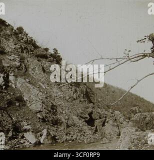 Capturée en mars 1918, cette image montre le grand éperon achevé ou presque achevé dans la région d'arbre-Noir Bifur, alors que la construction militaire de la 60e route progresse dans la vallée de la Kodza, en Grèce. Banque D'Images