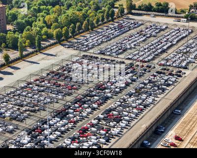 Stockage de stationnement avec de nouvelles voitures à exporter. Banque D'Images