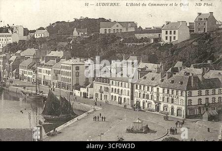 Photographie prise entre 1900 et 1910 montrant l'Hôtel du commerce et le quai d'Audierne, France. Cette image reflète les activités commerciales et portuaires locales de l'époque. Banque D'Images