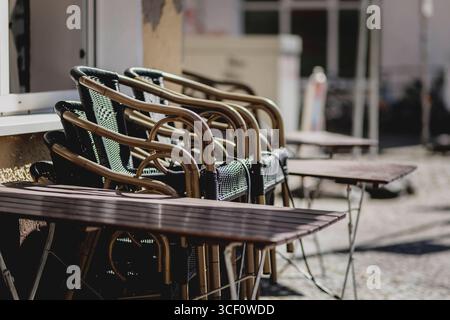 Angeschlossene Moebel stehen vor einem geschlossenen Restaurant à Berlin, 19.08.2025. Berlin Deutschland *** meubles connectés devant un fermé Banque D'Images