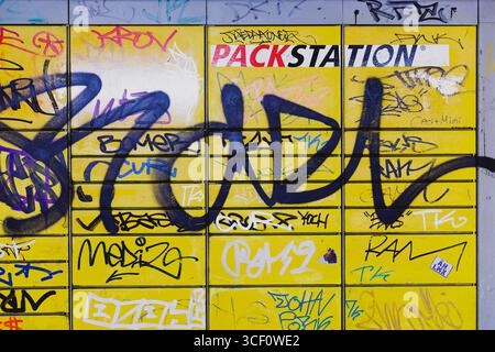 Beschmierte DHL-Packstation à Berlin, 19.08.2025. Berlin Deutschland *** DHL Packstation endommagé à Berlin, 19 08 2025 Berlin Allemagne Copyright : xFlo Banque D'Images