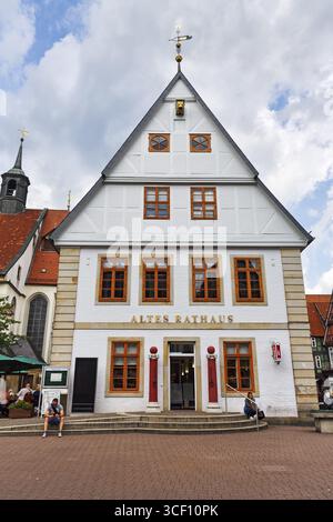 Ancien hôtel de ville, bâtiment protégé par le patrimoine, deux pilori à l'entrée, pilori avec fers à repasser, passants devant le centre d'information touristique Banque D'Images