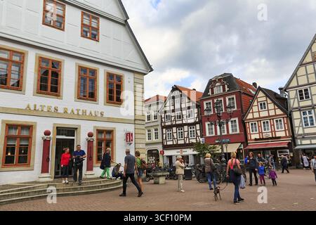 Ancien hôtel de ville, bâtiment protégé par le patrimoine, deux pilori à l'entrée, pilori avec fers à repasser, passants devant le centre d'information touristique Banque D'Images