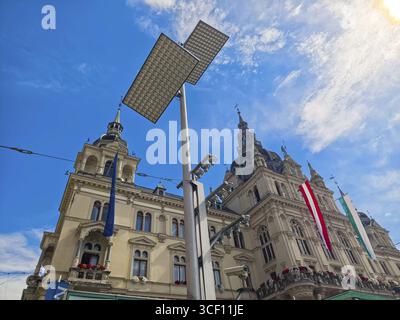 Imposant hôtel de ville avec drapeaux et lanternes sous un ciel bleu dans la scène de la ville Landhaus Graz Styria Autriche Banque D'Images