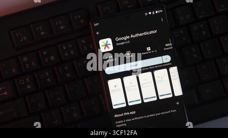 Application Google Authenticator affichée sur un smartphone à côté d'un clavier Banque D'Images