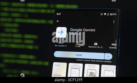 Application Google Gemini affichée sur smartphone, mettant en évidence ses options de téléchargement et d'installation Banque D'Images