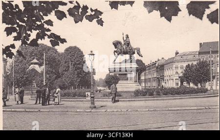 Cette photographie montre la statue de Baudouin de Constantinople à Mons, Belgique. La statue commémore la figure historique, bien que la date de la photo soit inconnue. Banque D'Images