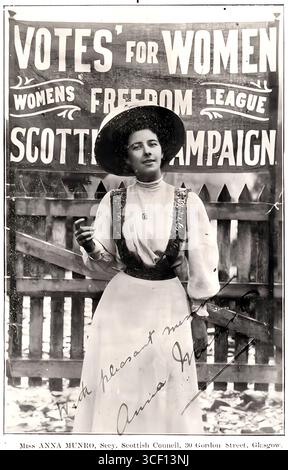 Cette image du 2 janvier 1909 montre Anna Munro, suffragette et membre de la Women's Freedom League en Écosse, défendant les droits des femmes au début du XXe siècle. Banque D'Images
