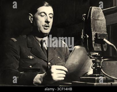 Le général Charles de Gaulle lance l'appel aux Francais a la radio BBC a Londres le 18 juin 1940 --- discours du général Gaulle à la radio à Londres le 18 juin 1940 pour appeler les français à la résistance Banque D'Images