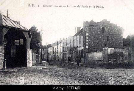 Prise entre 1900 et 1910, cette photographie montre la rue de Paris à Gennevilliers, avec une vue de la poste, illustrant les rues et les services publics de la ville à l’époque. Banque D'Images