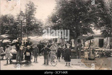 Cette image du début du XXe siècle capture une foule (attroupement) rassemblée sur l'avenue de la République à Houilles, en France, vers 1900-1910. Banque D'Images