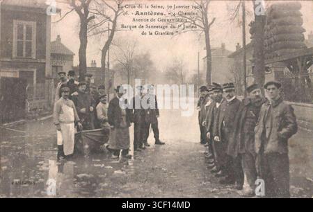 Photographie prise en 1910, montrant l'avenue de Gennevilliers à Asnières-sur-Seine. Cette image du début du XXe siècle capture une scène de rue dans cette banlieue parisienne. Banque D'Images