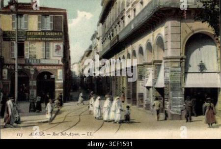 Cette image de 1900-1910 représente la rue Bab-Azoun, une rue importante d'Alger, en Algérie. La photo capture les caractéristiques architecturales et culturelles de la rue au début du XXe siècle. Banque D'Images