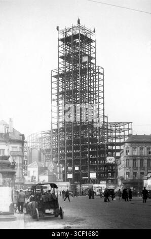 La construction de la Boerentoren (Tour des agriculteurs) à Anvers a eu lieu entre 1929 et 1931. La tour, qui est devenue l'un des monuments architecturaux de la ville, représente la conception de gratte-ciel du début du XXe siècle. Banque D'Images
