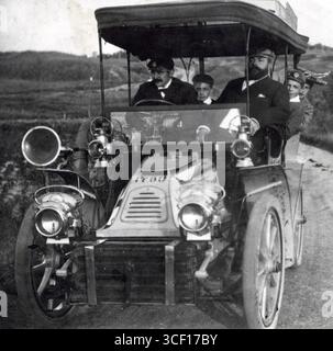 Une balade en famille dans une automobile de Dion-bouton de 1904. On voit la famille se lancer dans un voyage, mettant en évidence les premières étapes de la conduite automobile au début du XXe siècle. Banque D'Images