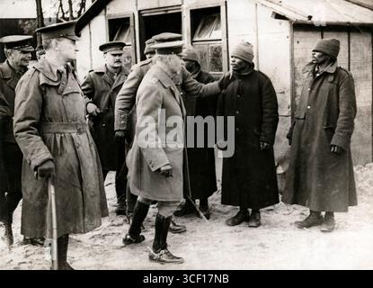 Le maréchal Jan Christian Smuts inspecte le contingent de travailleurs sud-africains sur le front occidental britannique en France, 1915. Les hommes portent des manteaux d'hiver et des chapeaux tricotés. Banque D'Images