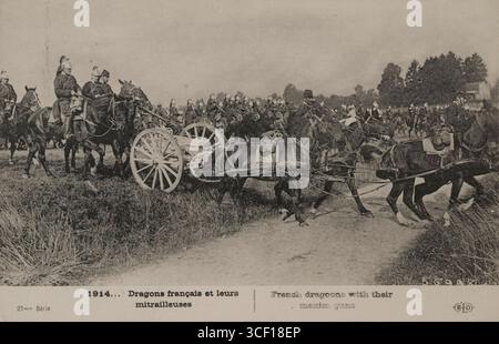 Fantassins français (dragons) et mitrailleuses sur charrettes dans les campagnes pendant la première Guerre mondiale cette image montre le transport militaire d'artillerie lourde à travers le terrain rural entre 1914 et 1918. Banque D'Images