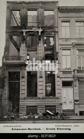 Une carte postale de propagande de la première Guerre mondiale montrant le bombardement d'Anvers-Berchem, en Belgique, sur Groote Steenweg pendant le conflit entre 1914 et 1918. Banque D'Images