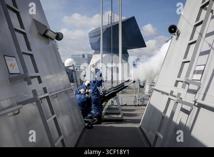 AMSTERDAM – les membres d'équipage de la frégate de défense aérienne et de commandement HNLMS Evertsen tirent des canons à leur arrivée à Amsterdam lors de la parade de NAVIGATION le premier jour de SAIL2025. Cette année, le dixième anniversaire de SAIL coïncide avec le 750e anniversaire de la ville d'Amsterdam. ANP SEM VAN DER WAL netherlands Out - belgique Out Banque D'Images