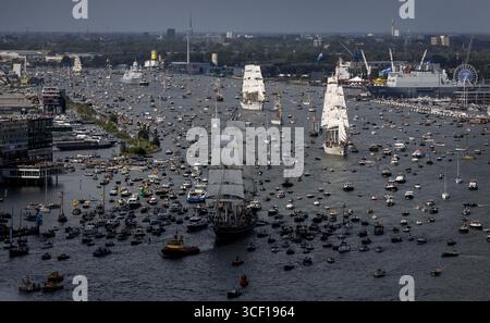 Grands voiliers pendant la parade Sail-In vue de la tour A'DAM à Amsterdam, aux pays-Bas, le 20 août 2025. Le défilé des bateaux marque l’ouverture de la neuvième édition de SAIL2025. ANP KOEN VAN WEEL pays-bas Out - belgique Out Banque D'Images