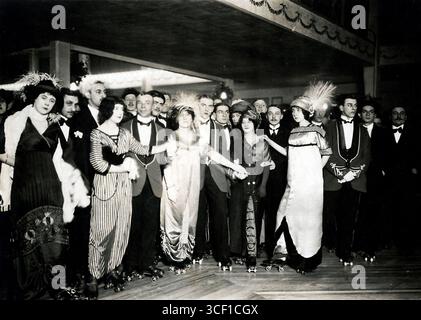 Un concours de mode 1911 pour les jupes de harem, montrant des hommes et des femmes dans une salle de fête. Les femmes portent un pantalon de harem de luxe associé à des patins à roulettes, illustrant l'esprit ludique et audacieux de la mode du début du XXe siècle à Paris. Banque D'Images