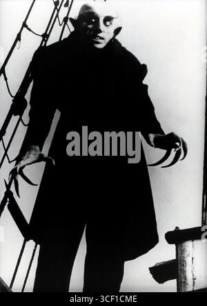Scène tirée du film 'Nosferatu' de 1921 réalisé par F.W. Murnau. L'image montre Max Schreck dans le rôle du vampire Comte Orlok, un personnage important dans ce film d'horreur muet. Banque D'Images