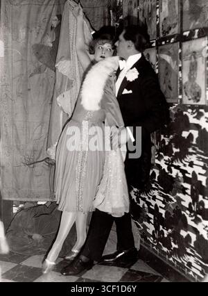 Danseurs interprétant la danse Black Bottom à Paris, France, 1926. Cette danse animée, populaire dans les années 1920, est devenue un incontournable des clubs de jazz et des rassemblements sociaux. Banque D'Images