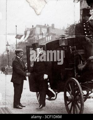 En 1911, J.C. Schippers, secrétaire de l'Association luthérienne, est photographié sortant d'une voiture à l'arrière du Palais Royal d'Amsterdam pour une audience avec la reine Wilhelmine. Banque D'Images