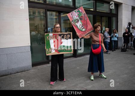 Londres, Royaume-Uni. 20 août 2025. Photo : les partisans du Mo Chara de Kneecap manifestent leur solidarité devant le tribunal de première instance de Westminster alors qu'il fait face à une accusation terroriste. Crédit : Justin Ng/Alamy Live News. Banque D'Images