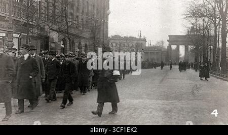 Les manifestants contre la guerre et la faim se rassemblent près de la porte de Brandebourg à Berlin, en 1918, lors d'une manifestation contre la Révolution allemande. Banque D'Images