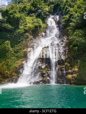 Le lac Toba, situé dans le nord de Sumatra, en Indonésie, abrite plusieurs cascades à couper le souffle qui mettent en valeur la beauté naturelle étonnante de la région Banque D'Images