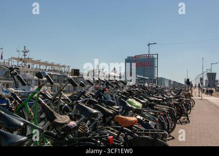 Amsterdam, pays-Bas - 02 juillet 2018 : parking pour vélos sur la rive d'Amsterdam Banque D'Images