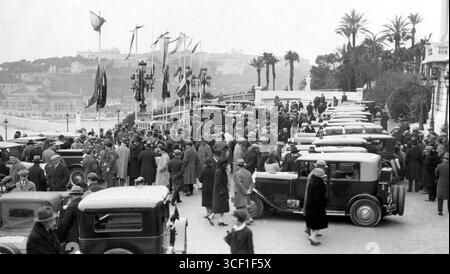 En janvier 1929, les participants du Rallye de Monte Carlo sont photographiés alignés avec leurs voitures sur la Promenade de Monaco, attirant ainsi l’attention du grand public. Banque D'Images