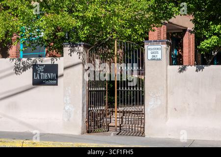 Santa Fe, NM, États-Unis - 15 mai 2025 : porte et mur de la Tienda à Las Palomas bed and breakfast près du centre-ville de Santa Fe Banque D'Images