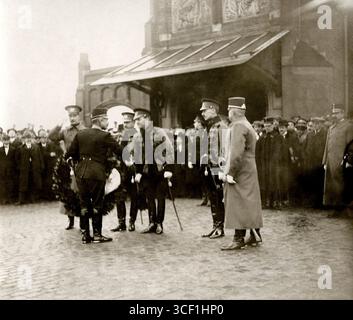 En 1919, le général J.C. Snijders (vu de derrière) participe à une cérémonie de dépôt de gerbes à la gare centrale d'Amsterdam. Un vétéran, utilisant des béquilles, reçoit une poignée de main de l'un des officiers de haut rang. Banque D'Images