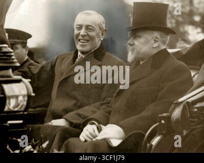 Le président américain Woodrow Wilson et le président français Raymond Poincaré lors d'une tournée à Paris en 1918. Banque D'Images