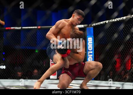 Las Vegas, Nevada, États-Unis. 19 août 2025. LAS VEGAS, NV - 19 août : Tommy Cuozzi Jr. et Ramiro Jimenez se rencontrent dans l'octogone pour un combat de 3 tours à l'UFC Apex pour l'EP UFC - DWCS - Dana White Contender Series. 2 le 19 août 2025 à Las Vegas, NV, États-Unis. (Photo de Louis Grasse/PxImages) crédit : Px images/Alamy Live News Banque D'Images