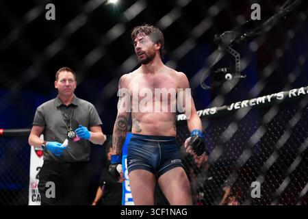 Las Vegas, Nevada, États-Unis. 19 août 2025. LAS VEGAS, NV - 19 août : Kaushik Saikumar et Louis Lee Scott se rencontrent dans l'octogone pour un combat de 3 tours à l'UFC Apex pour l'EP UFC - DWCS - Dana White Contender Series. 2 le 19 août 2025 à Las Vegas, NV, États-Unis. (Photo de Louis Grasse/PxImages) crédit : Px images/Alamy Live News Banque D'Images