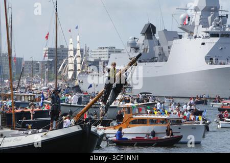 Amsterdam, pays-Bas. 20 août 2025. AMSTERDAM, PAYS-BAS - 20 AOÛT : une vue générale se montre lors de l'arrivée du défilé de voile marquant le départ officiel de la 10ème édition de SAIL Amsterdam sur la rivière IJ le 20 août 2025 à Amsterdam, pays-Bas. L’événement se tient tous les cinq ans et attire des centaines de milliers de spectateurs. (Photo de Paulo Amorim/Sipa USA) crédit : Sipa USA/Alamy Live News Banque D'Images