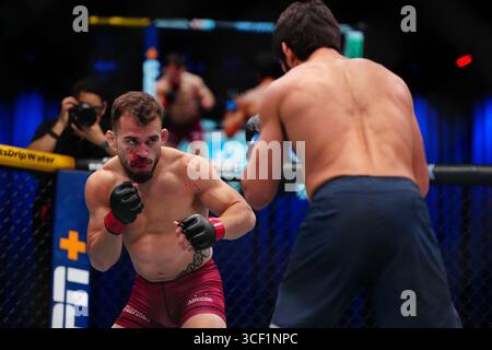 Las Vegas, Nevada, États-Unis. 19 août 2025. LAS VEGAS, NV - 19 août : Manuel Exposito et Jose Delano se rencontrent dans l'octogone pour un combat de 3 tours à l'UFC Apex pour l'EP UFC - DWCS - Dana White Contender Series. 2 le 19 août 2025 à Las Vegas, NV, États-Unis. (Photo de Louis Grasse/PxImages) crédit : Px images/Alamy Live News Banque D'Images