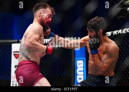 Las Vegas, Nevada, États-Unis. 19 août 2025. LAS VEGAS, NV - 19 août : Manuel Exposito et Jose Delano se rencontrent dans l'octogone pour un combat de 3 tours à l'UFC Apex pour l'EP UFC - DWCS - Dana White Contender Series. 2 le 19 août 2025 à Las Vegas, NV, États-Unis. (Photo de Louis Grasse/PxImages) crédit : Px images/Alamy Live News Banque D'Images