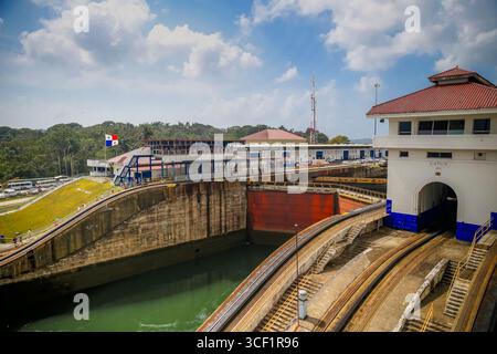 Canal de Panama, Panama – 6 avril 2017 : activité portuaire industrielle, trafic maritime et paysages environnants alors que les navires naviguent à travers la Pa historique Banque D'Images