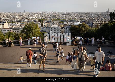 Les touristes apprécient la vue depuis le point de vue au sommet de la colline en face de la basilique du Sacré-Cœur à Montmartre. La vie quotidienne dans le quartier de Montmartre, dans le 18ème arrondissement de Paris, célèbre pour sa Basilique du Sacré-cœur au sommet de la colline avec une magnifique vue panoramique sur Paris, ce qui en fait l’un des quartiers les plus touristiques de la ville. Banque D'Images