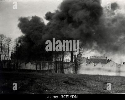 Une fumée noire épaisse s'élève d'un grand incendie dans une filature à Almelo, aux pays-Bas, en 1914. Almelo, 1914 ans. Banque D'Images